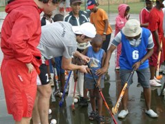 Christopher Zeller zeigt den Umgang mit Hockeyschl�gern.