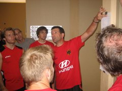 Dr. Luiz Mendoza erkl�rt den Trainingsplan