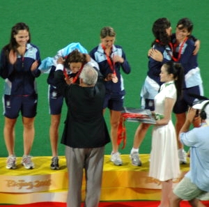 Prof. Walther Tr�ger �berreichte die Bronzemedaillen an Argentinien.