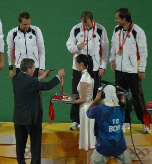 der Moment, in dem Florian Keller als fünftes Familienmitglied Gold um den Hals hängen hatte...