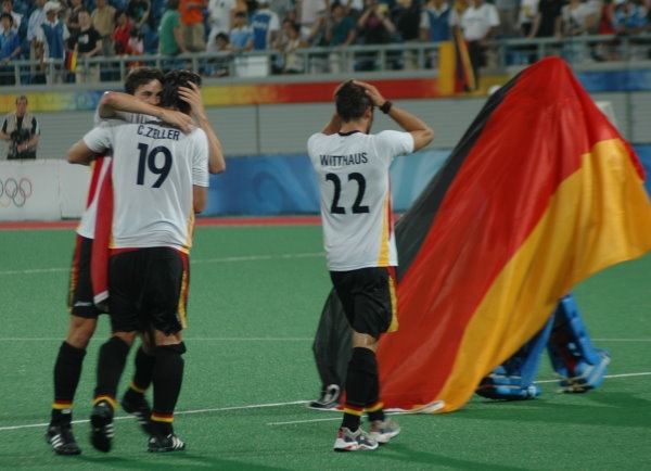 Max Weinhold unter großer Deutschlandflagge versteckt...