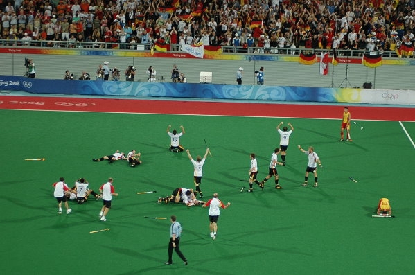 Kurz nach Schlusspfiff brachen die einen jubelnd, die anderen tief enttäuscht zusammen.