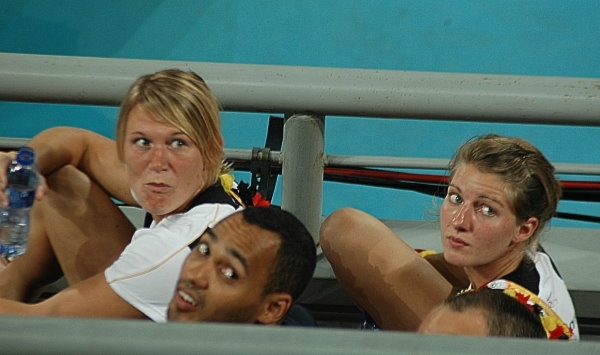 Die P-Akkreditierten Yvonne Frank und Lina Geyer verfolgten die Partie von der Tribüne aus. Foto: U. Meyer