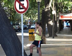 Julia Müller beinm kurzen Anruf in der Heimat. Foto: Gassert