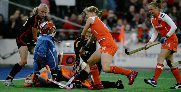 Jennifer Plass und Janine Behrmann sorgen hier für Gefahr im niederländischen Torraum. Foto: Wolfgang Sternberger