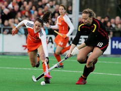 Anke K�hn im Mittelfeldduell. Foto: Wolfgang Sternberger