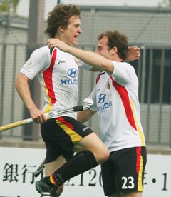 Olver Korn (l.) feiert Florian Keller für dessen 1:0. Foto: Vino John