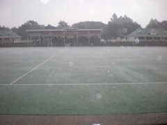 Sintflutartiger Regen ging auf den Platz nieder und schloss auch die Zuschauer auf der Trib�ne ein.