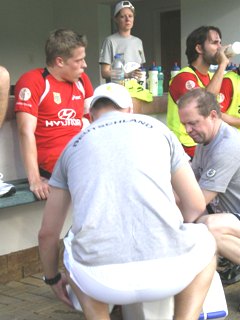 Zum Gl�ck ein seltenes Bild: Kapit�n Wess musste verletzt ausgewechselt werden. Foto: Heimpel