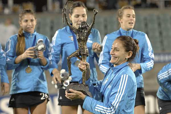 Luciana Aymar stemmt die Champions Trophy. Der argentinische Sieg sicherte Deutschland die Turnierzugehörigkeit. Copyright: worldsportpics.com