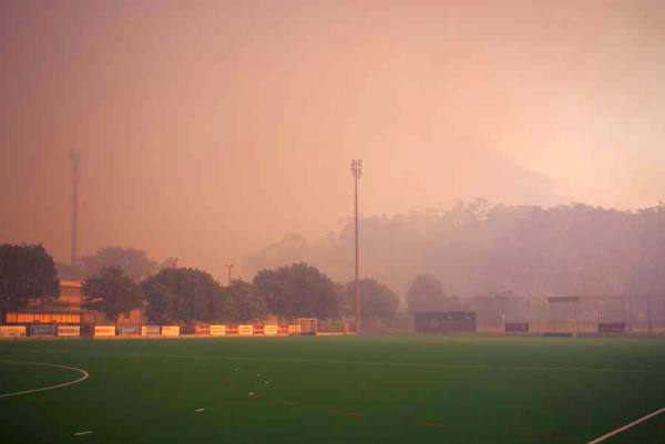 Rauch über dem Kunstrasenplatz in Stellenbosch