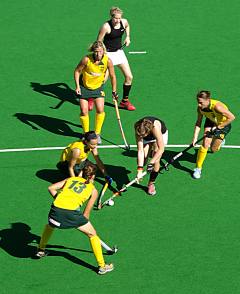 Natascha Keller auf dem Weg im Kreis der S�dafrikanerinnen.