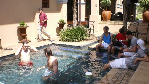 Die Idylle trügt - der Pool dient nur der Regeneration im harten Arbeitslehrgang!