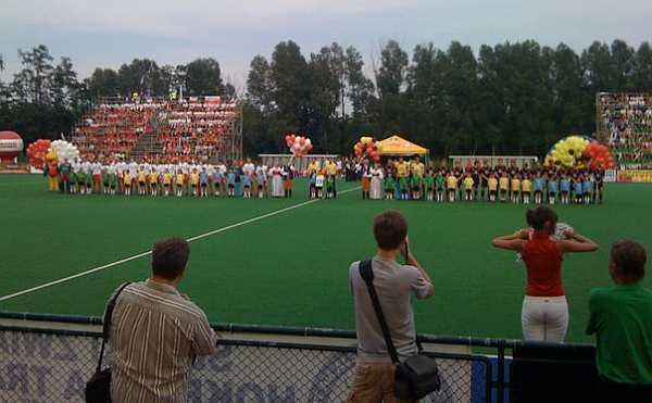 ...vor dem Spiel war es heiß und die Tribünen noch gut gefüllt!