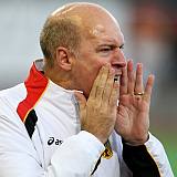 Kapit�n Max M�ller begl�ckw�nscht Martin H�ner zur guten Leistung gegen Australien