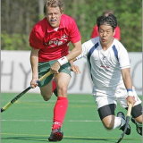 Ex-Bundesligaspieler Joo-Seuk Maing (rechts; im Zweikampf mit WM-Fahrer Benni We�), lebt in Indien und gibt seine Eindr�cke zwei Wochen vor WM-Start wieder. Foto: Quednau